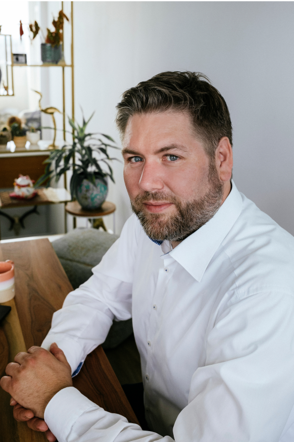 Foto Christian Finke weißes Hemd sitzend
