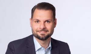 Business Foto eines jungen Mannes vom Kopf bis zu den Schultern.