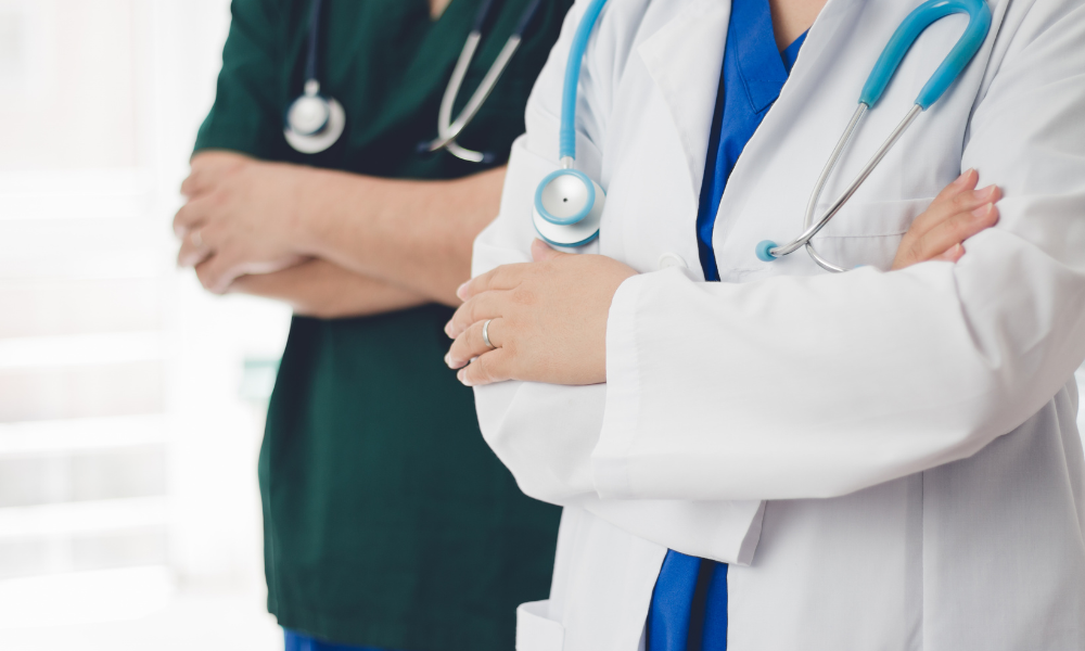 Zwei Ärzte mit verschränkten Armen.