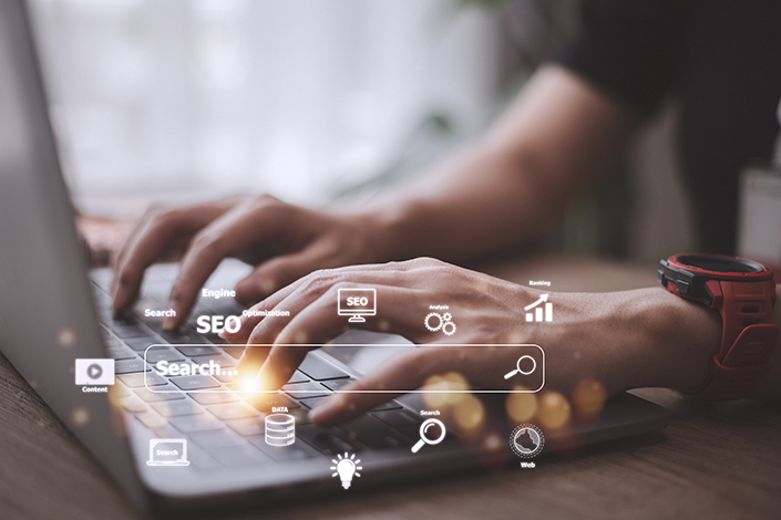 SEO-Optimierung für Arzt- und Zahnarztpraxen am Laptop dargestellt