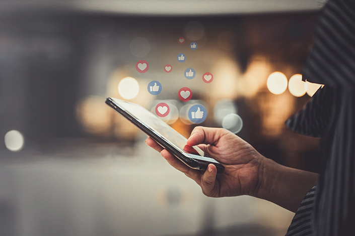 Social Media Marketing für Arzt- und Zahnarztpraxen auf dem Smartphone