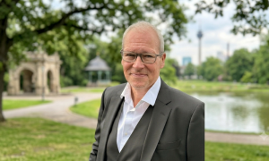 Porträt von Marc Däumler, im Hintergrund ein Weiher