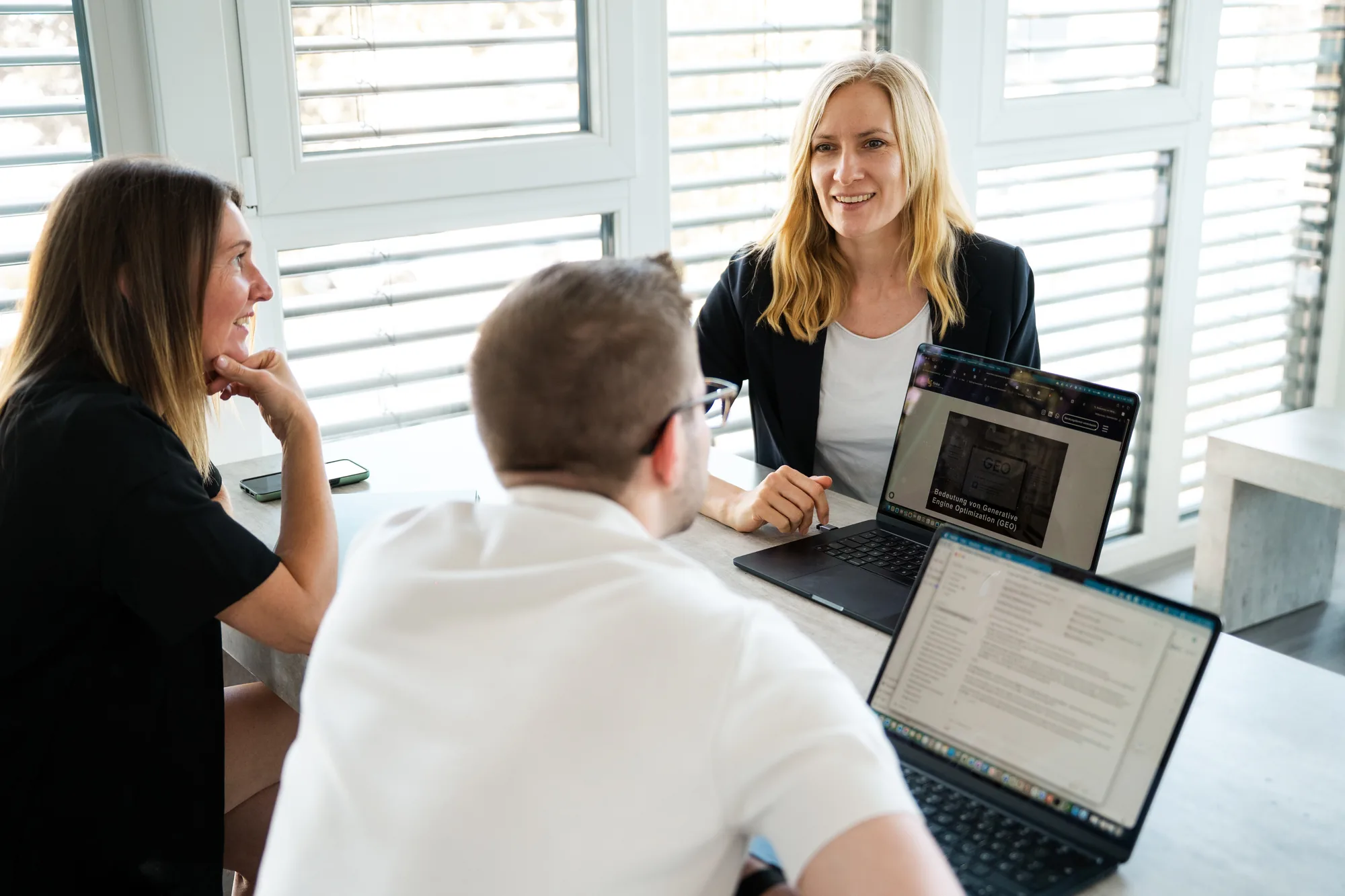 Teambesprechung mit Laptops bei Finke Praxismarketing