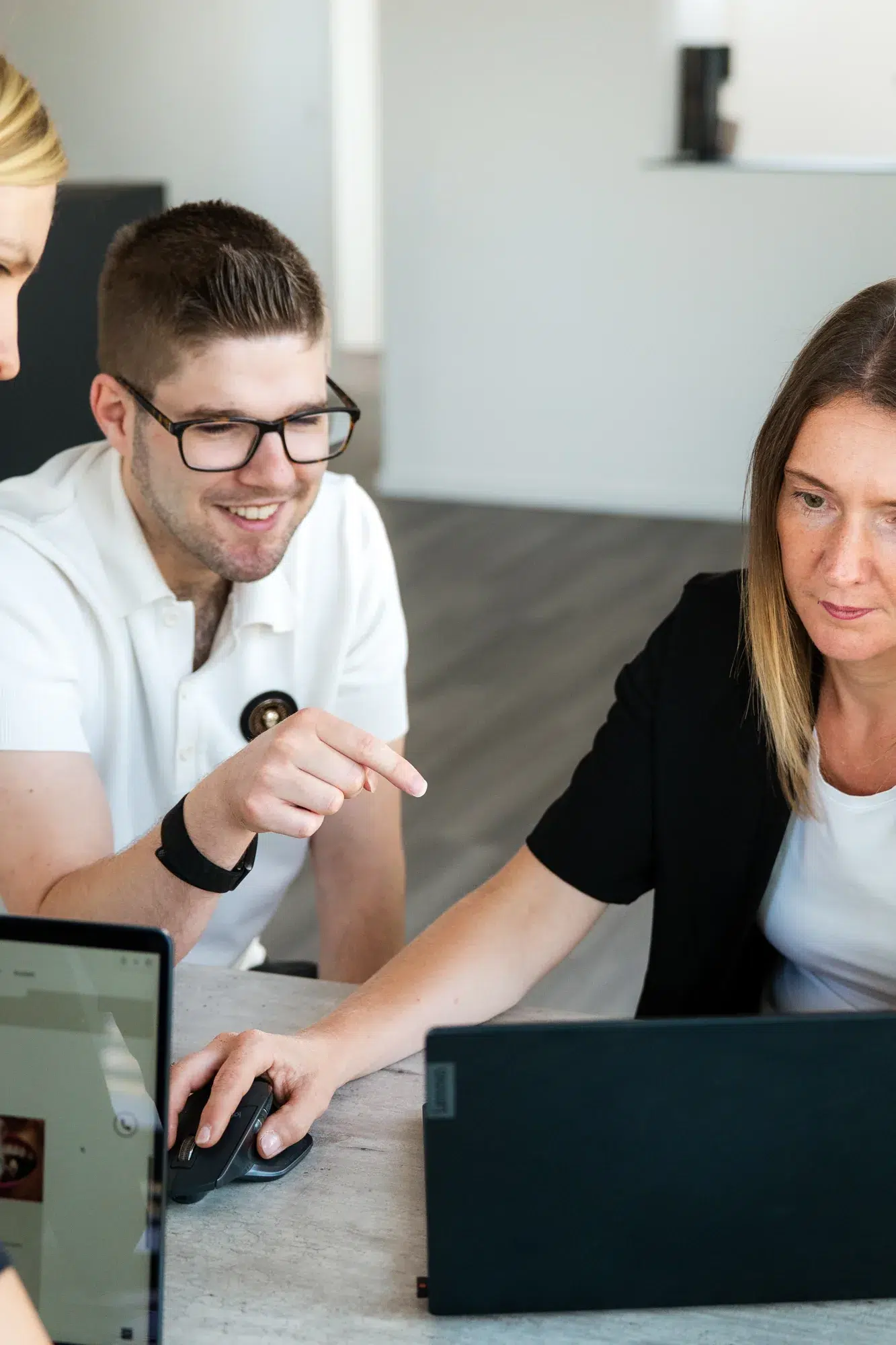 Zwei Teammitglieder von Finke Praxismarketing arbeiten gemeinsam am Laptop