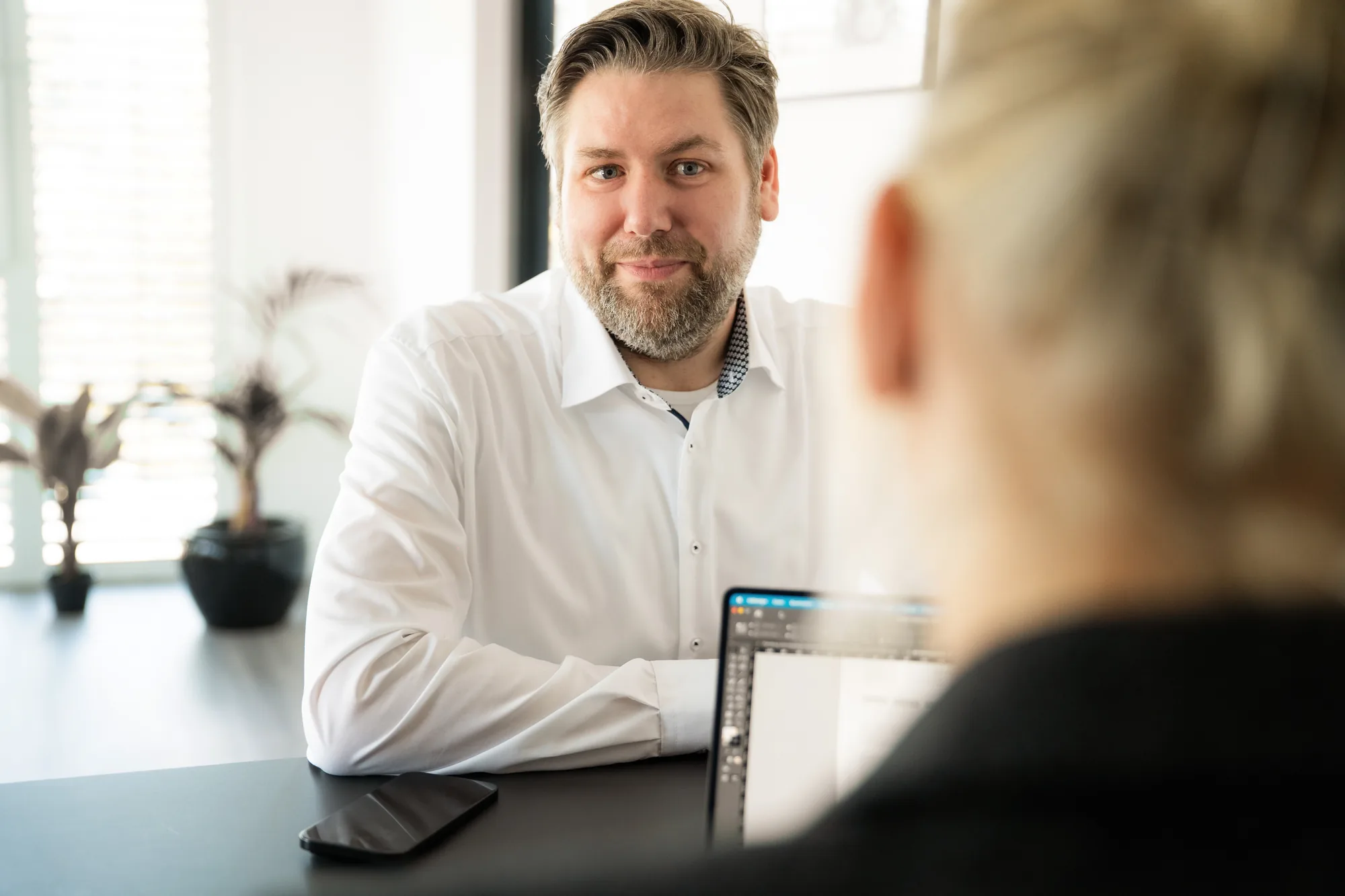 Christian Finke im Beratungsgespräch am Schreibtisch