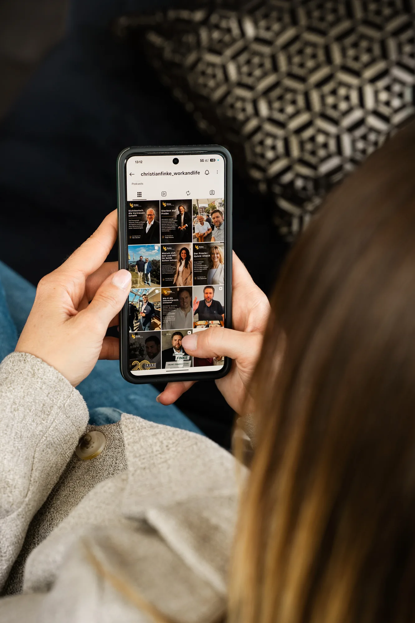 Hand hält ein Smartphone mit geöffnetem Instagram-Profil