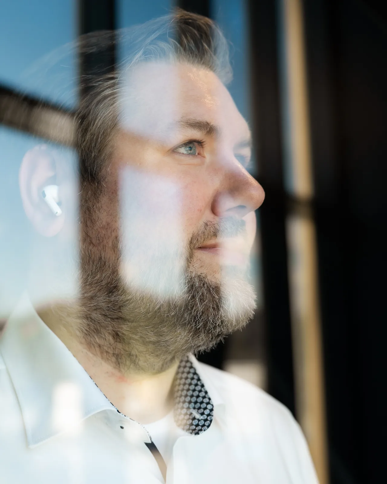 Christian Finke blickt durch ein Fenster nach draußen