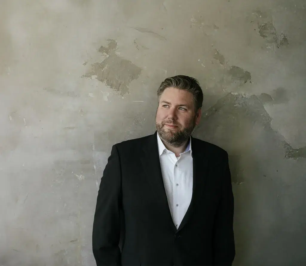 Christian Finke, Inhaber von Finke Praxismarketing, vor einer Betonwand