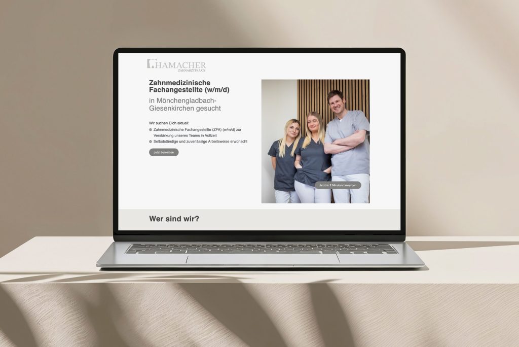 Karriereseite der Zahnarztpraxis Hamacher auf einem Laptop