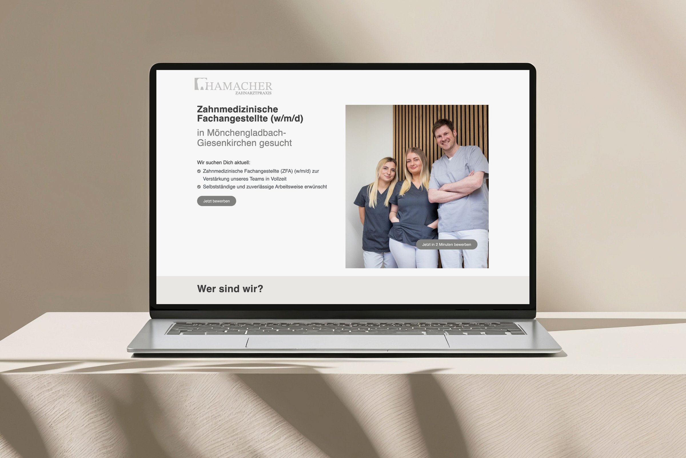 Karriereseite der Zahnarztpraxis Hamacher auf einem Laptop
